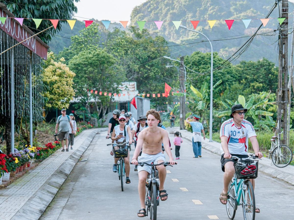 Xe đạp là phương tiện phù hợp để cảm nhận trọn vẹn vẻ đẹp thanh bình của làng Việt Hải.
