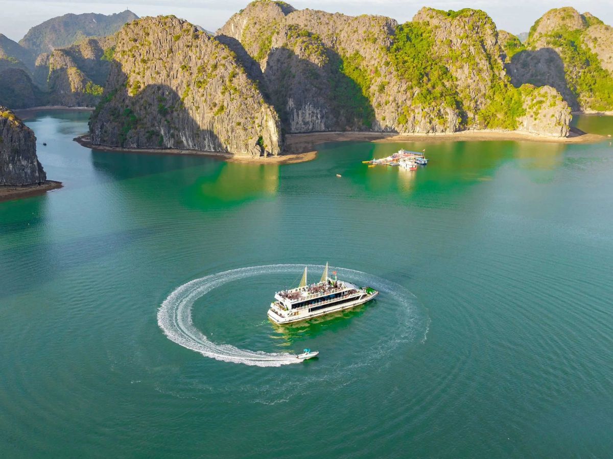 Câu cá tại Cát Bà là hành trình đưa du khách hòa mình vào thiên nhiên biển đảo.