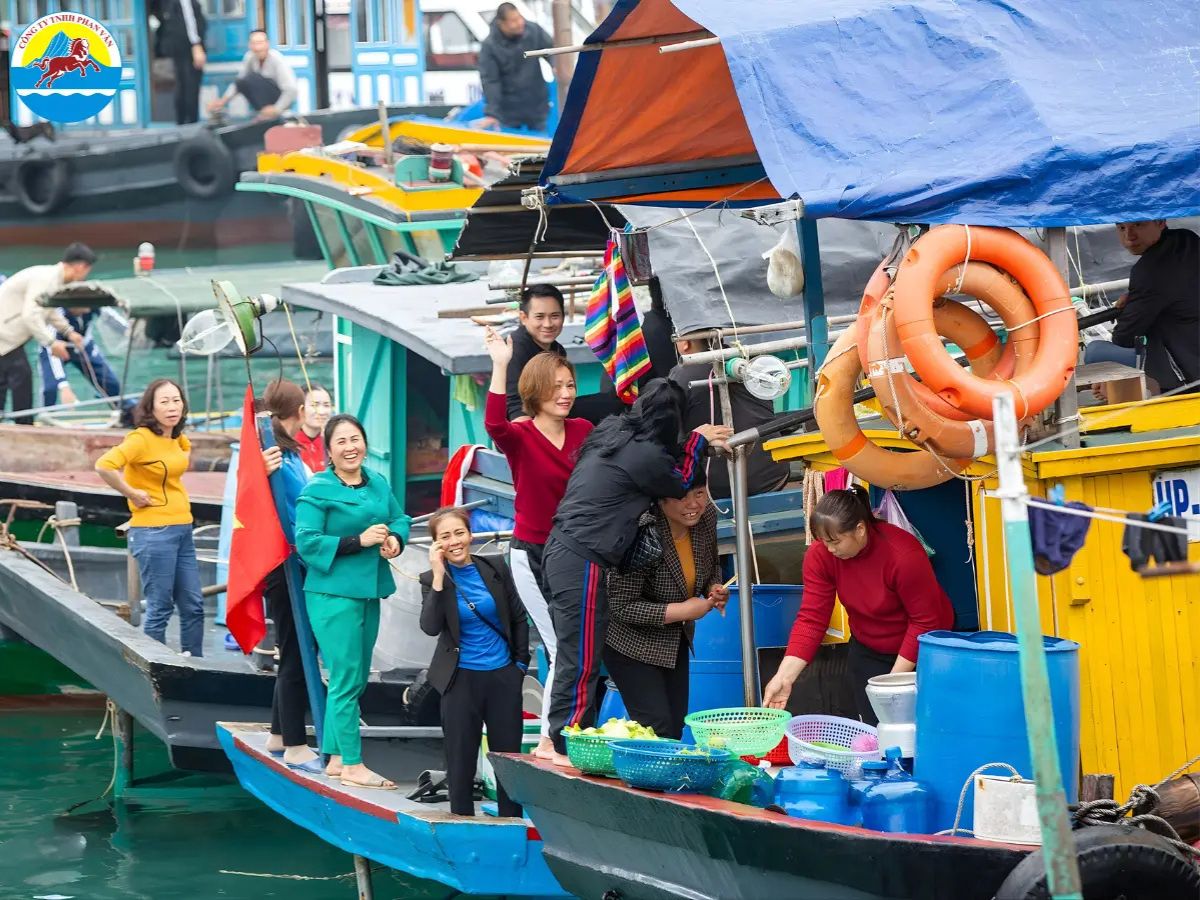 Fishing tour Cát Bà mùa hè là hoạt động du lịch trải nghiệm được nhiều du khách yêu thích.
