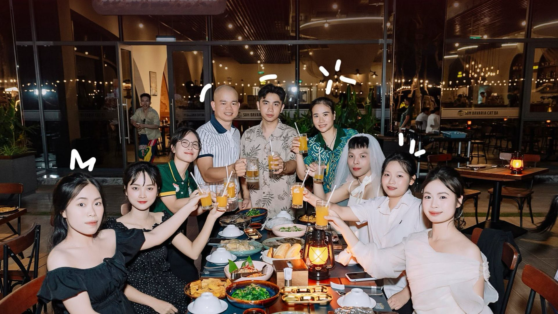 Du khách thưởng thức bữa tiệc sôi động cùng bạn bè tại nhà hàng Sun Bravia Cat Ba.