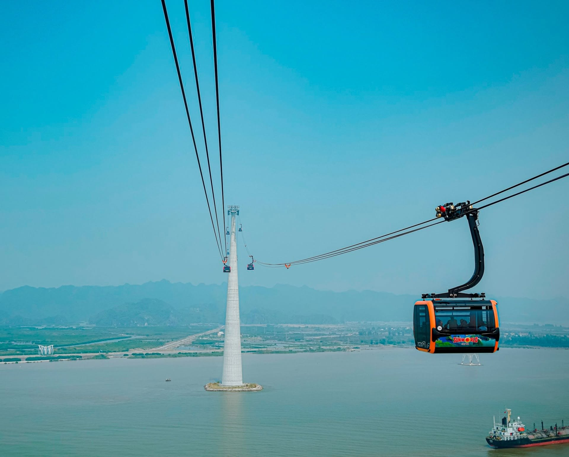 Cabin cáp treo mở ra tầm nhìn ngoạn mục về quần đảo Cát Bà từ trên cao.