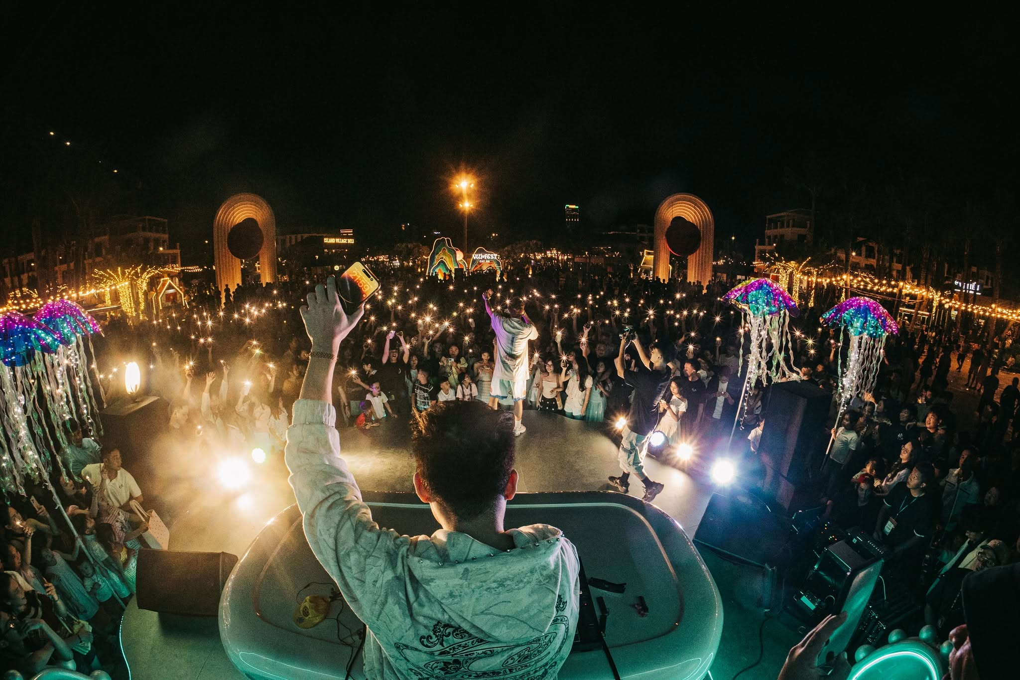DJ show sôi động mang đến bầu không khí bùng nổ giữa biển đêm Cát Bà.
