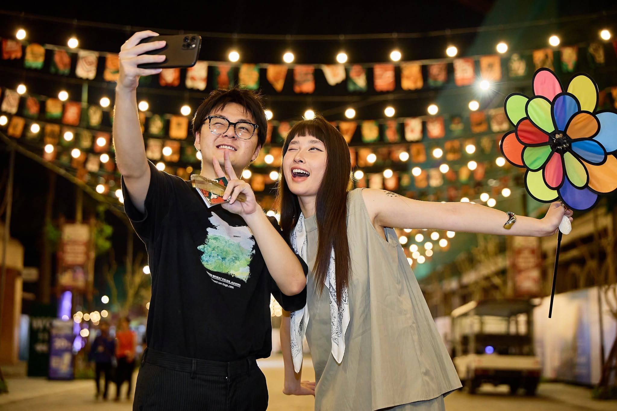 Du khách khám phá các gian hàng ẩm thực và quà lưu niệm tại VUI-Fest Cát Bà.