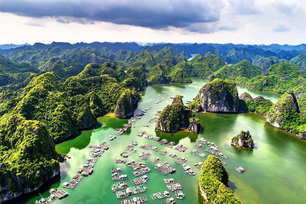 Vịnh Lan Hạ gây ấn tượng với hàng trăm đảo đá vôi nằm giữa mặt nước xanh ngọc bích.