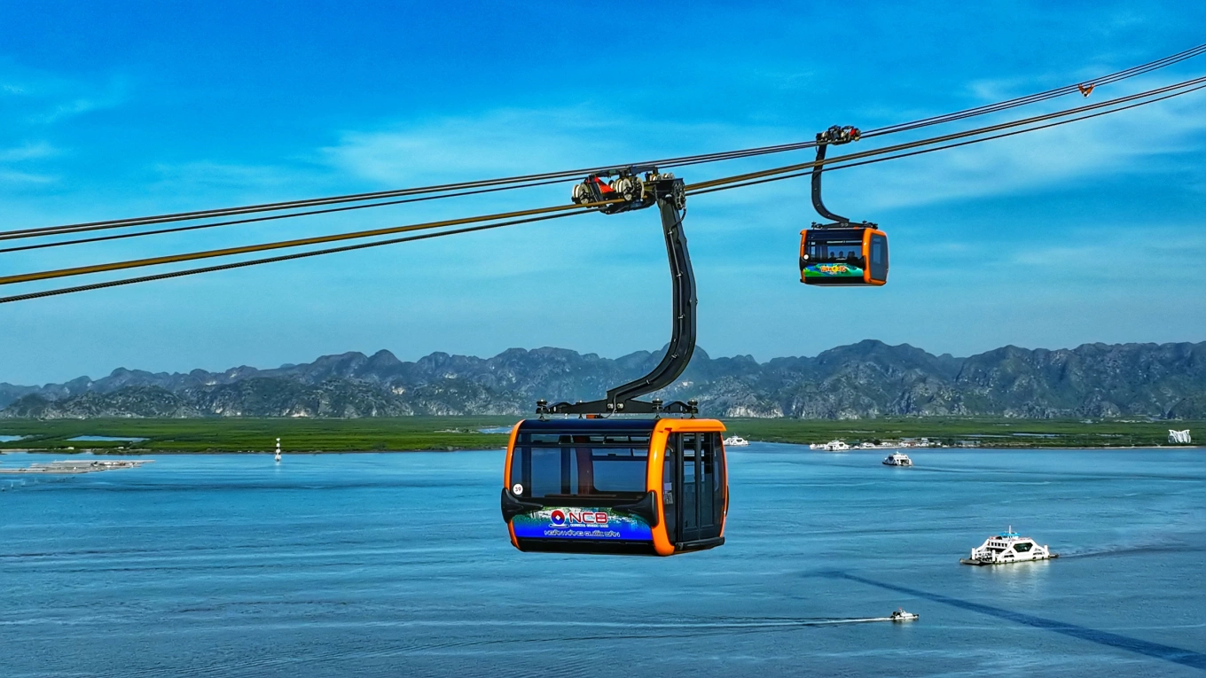 Du khách trải nghiệm tuyến cáp treo Cát Hải – Phù Long để đến với đảo Cát Bà.