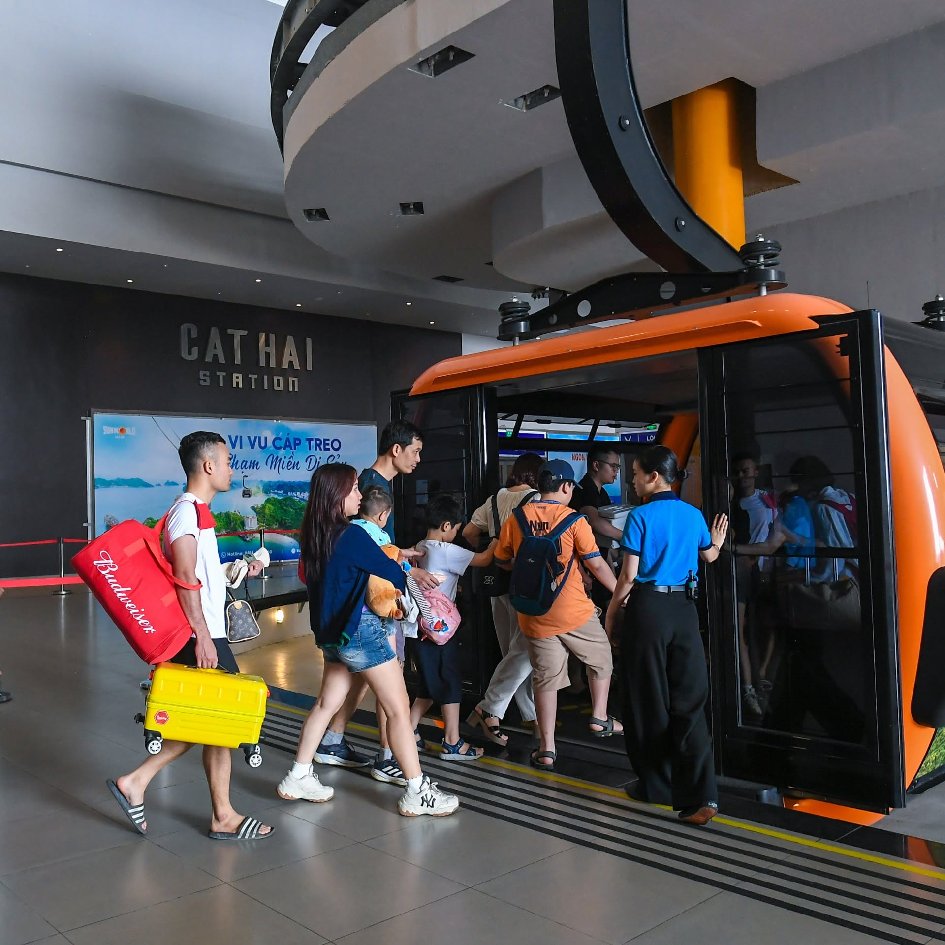 Cabin cáp treo đưa du khách băng qua vùng biển rộng lớn chỉ trong khoảng 15 phút.