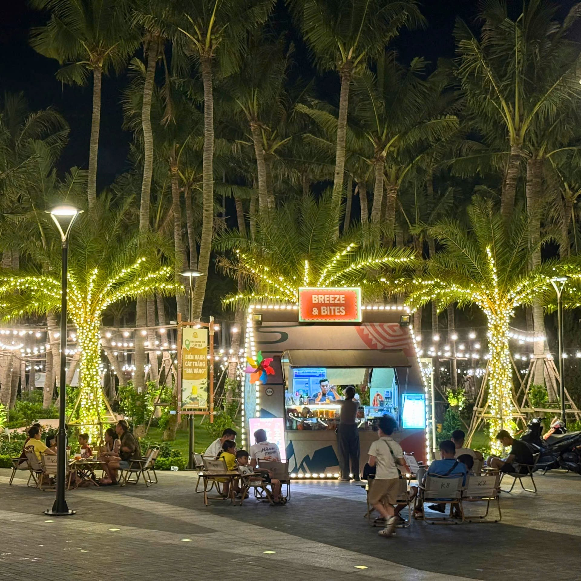 Chợ đêm VUI-Fest Cát Bà rực rỡ ánh sáng bên bờ biển về đêm.