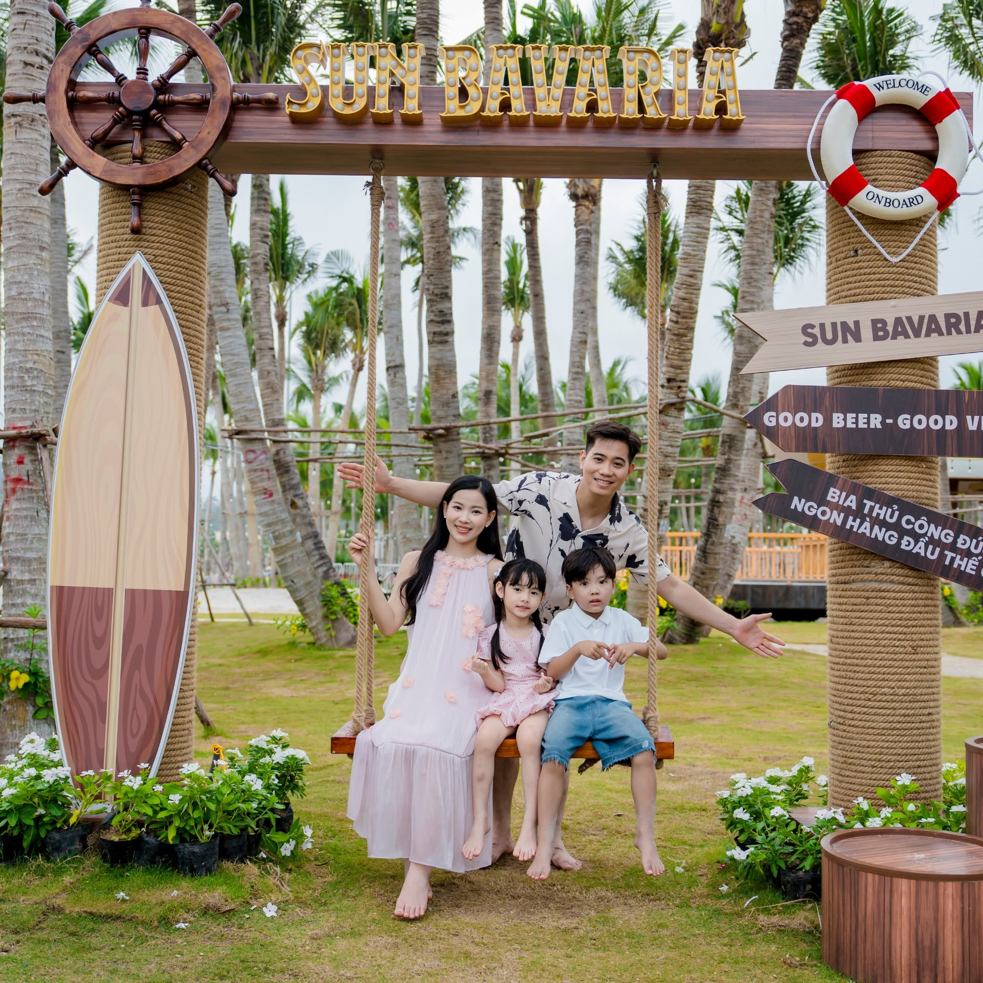 Sun Bavaria Cat Ba sở hữu vị trí đắc địa hướng thẳng ra Vịnh trung tâm.