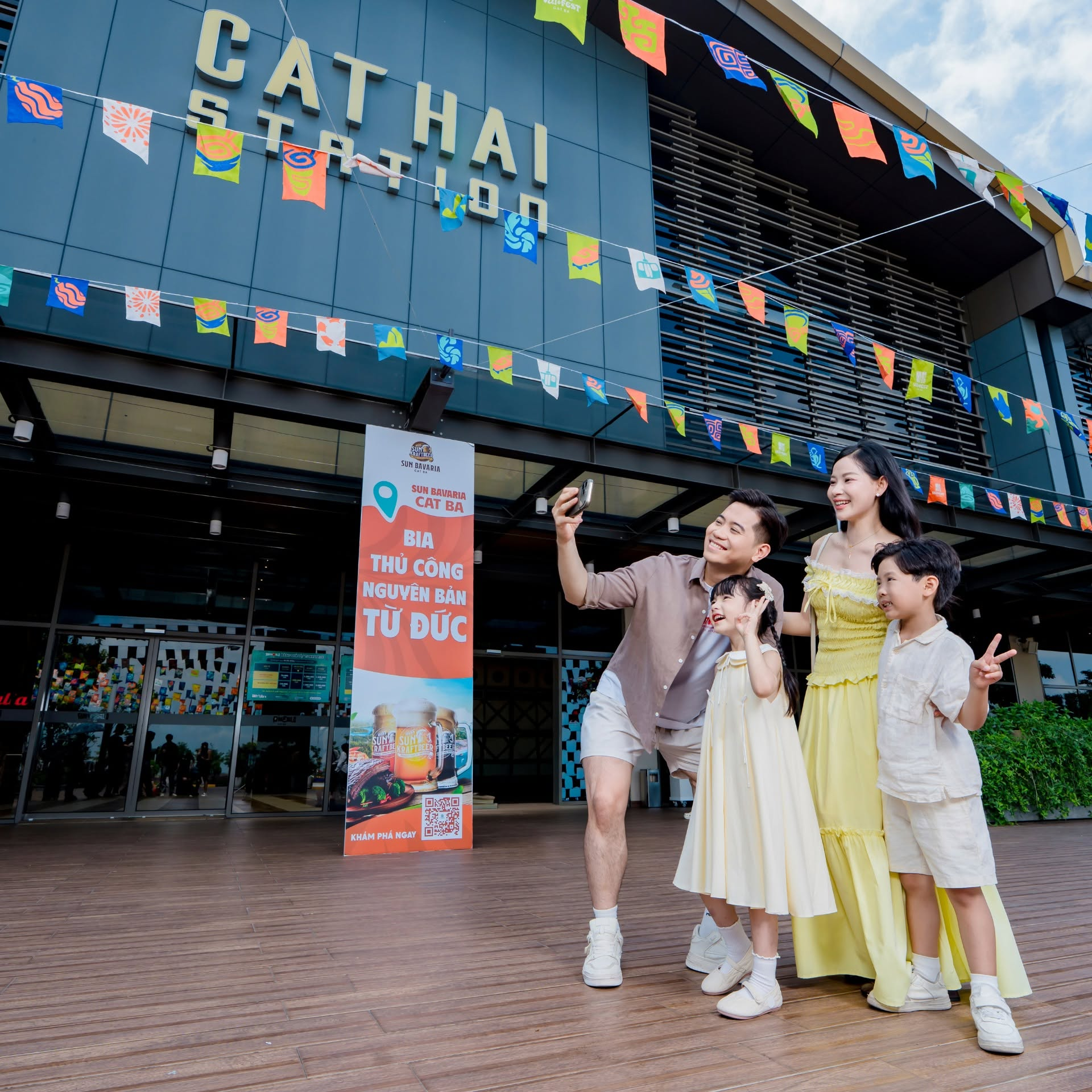 Gia đình check-in tại ga Cát Hải trước khi bắt đầu kỳ nghỉ dưỡng tại đảo ngọc.