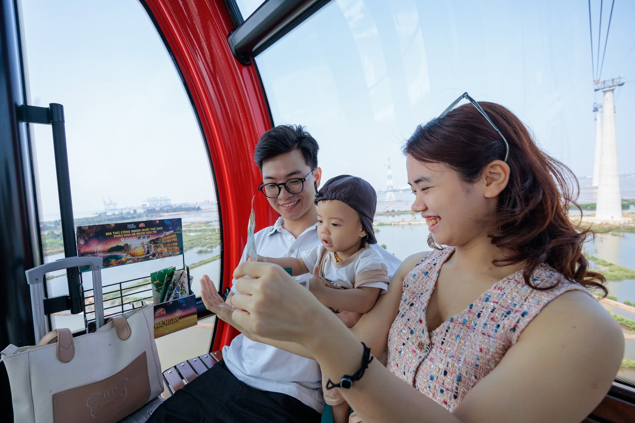 Gia đình tận hưởng hành trình di chuyển bằng cáp treo Cát Bà đầy thú vị.