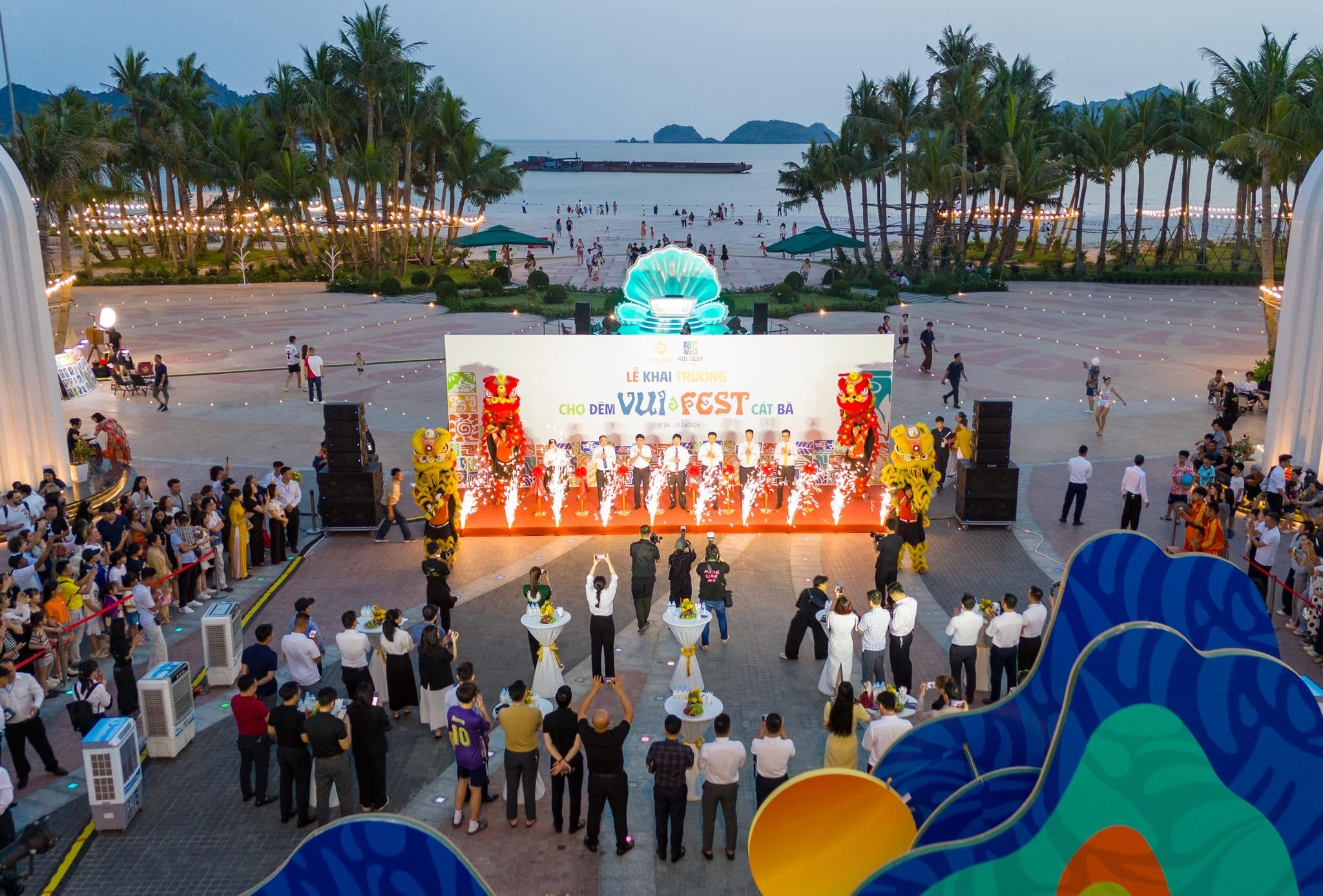 Chợ đêm VUI-Fest Cát Bà rực rỡ ánh sáng, mang đến không gian giải trí sôi động bên Vịnh trung tâm.