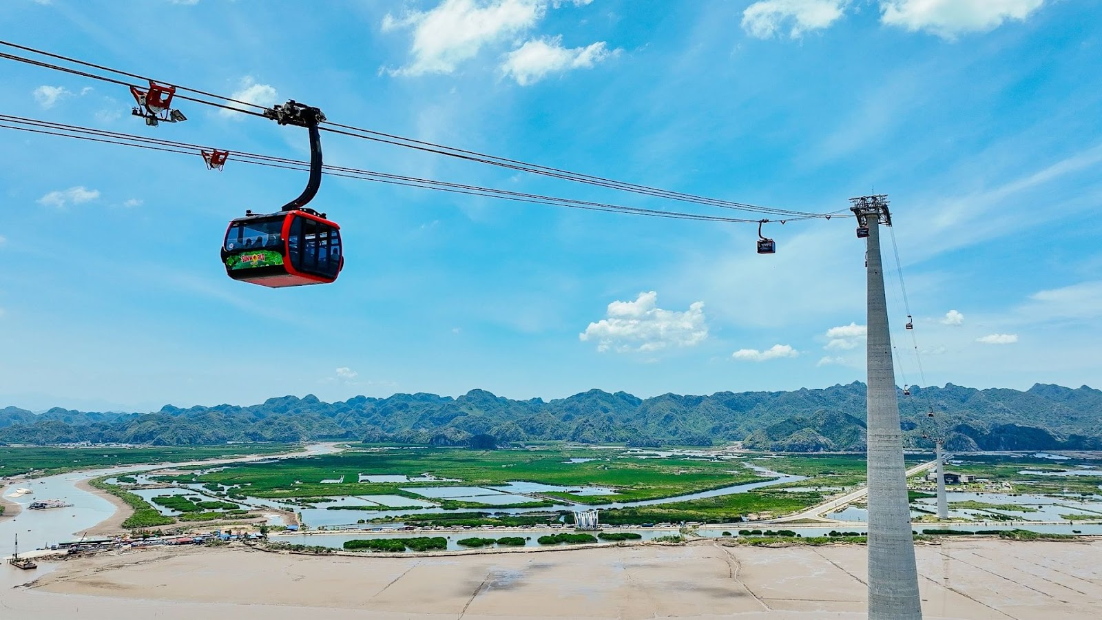 Cáp treo Cát Bà giúp rút ngắn thời gian di chuyển ra đảo còn khoảng 15 phút.