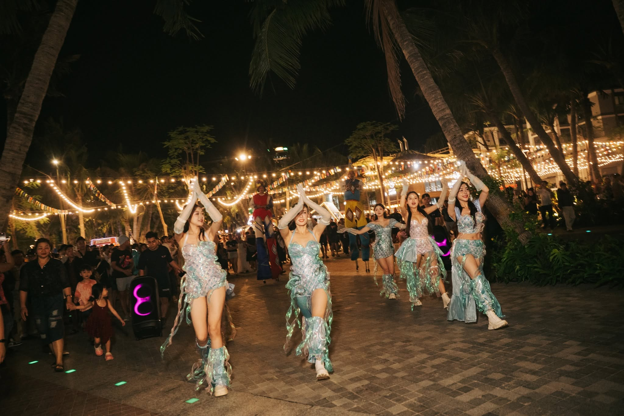 Những vũ công tiên cá với trang phục lấy cảm hứng từ đại dương mang đến màn trình diễn cuốn hút.