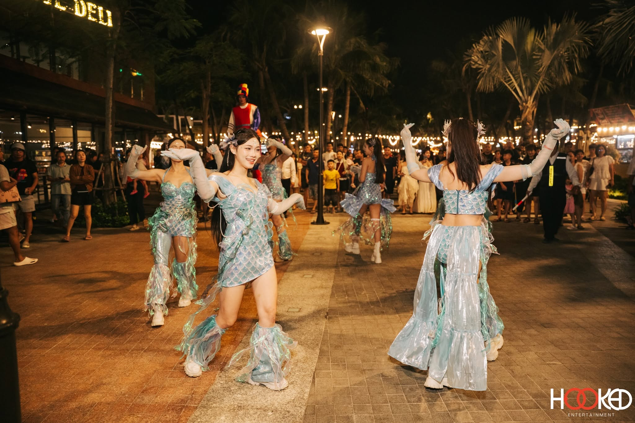 Không gian náo nhiệt về đêm tại VUI-Fest Cát Bà.