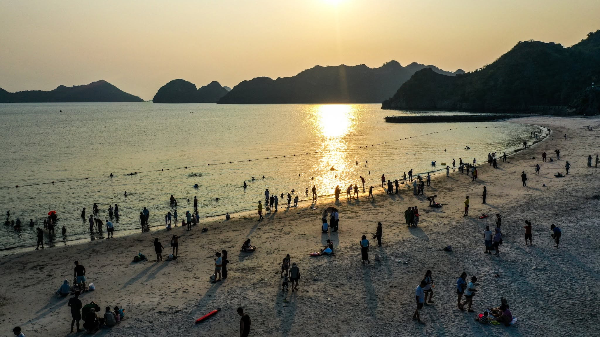 Hoàng hôn rực rỡ và yên bình tại bãi tắm Cát Bà.