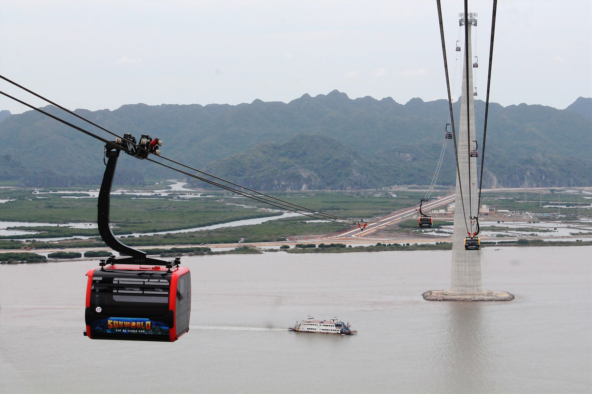 Cáp treo Cát Bà mang đến trải nghiệm ngắm cảnh biển đảo hùng vĩ từ trên cao.