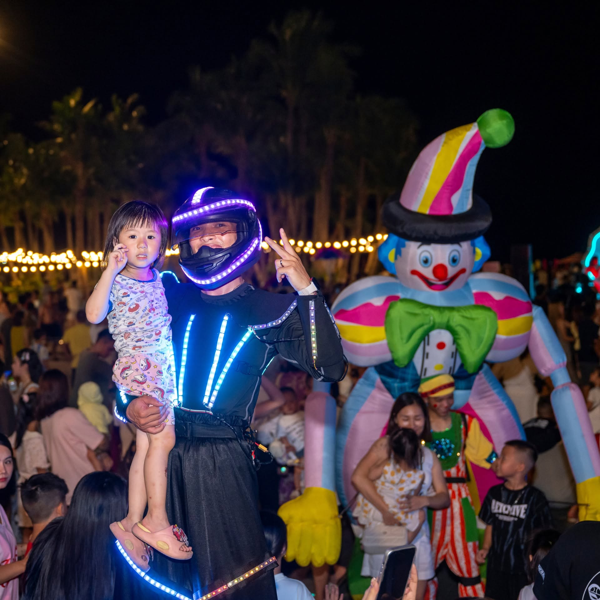 Robot LED diễu hành và giao lưu với khán giả trong lễ hội.