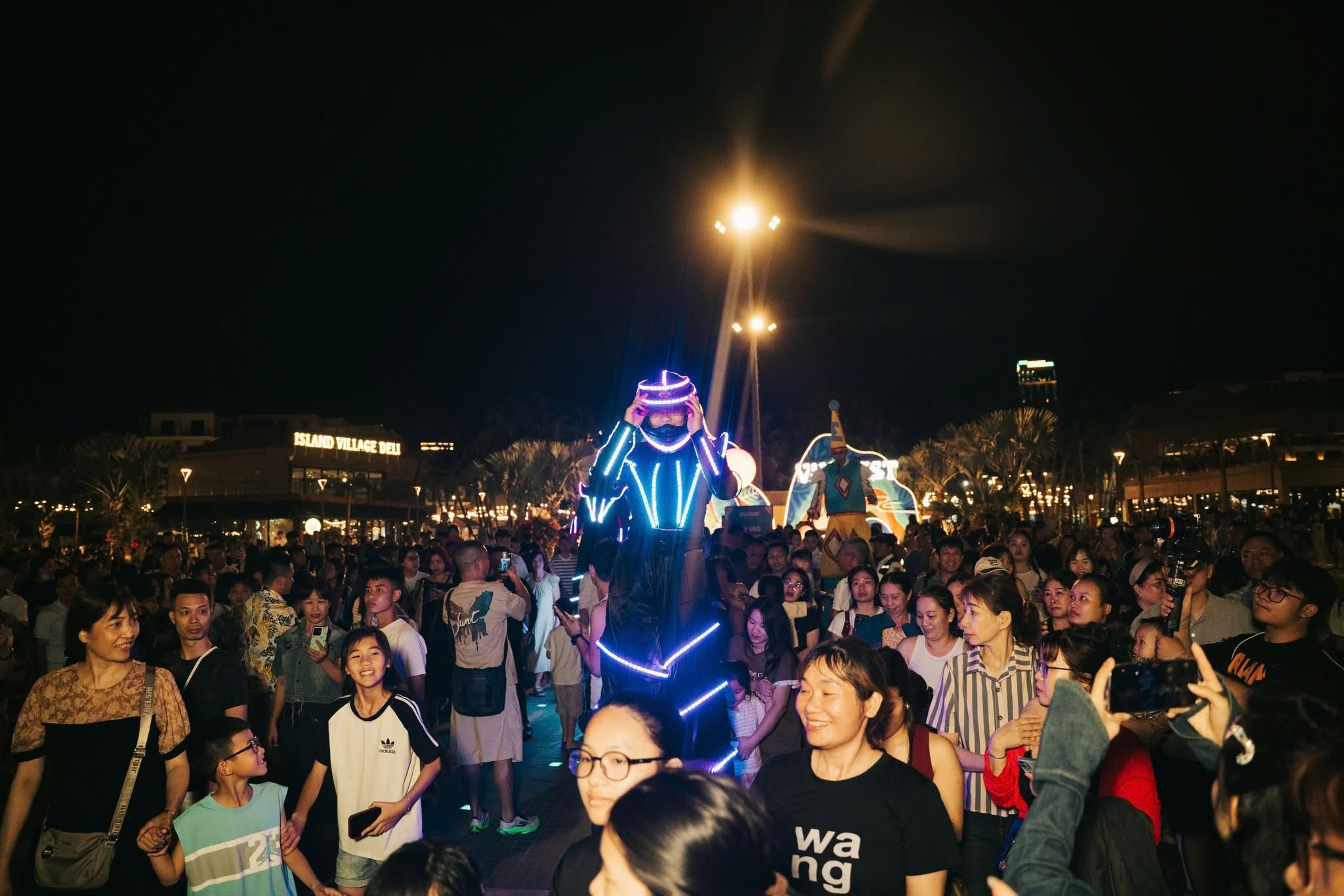 Robot LED khổng lồ trở thành tâm điểm trên các tuyến phố lễ hội.