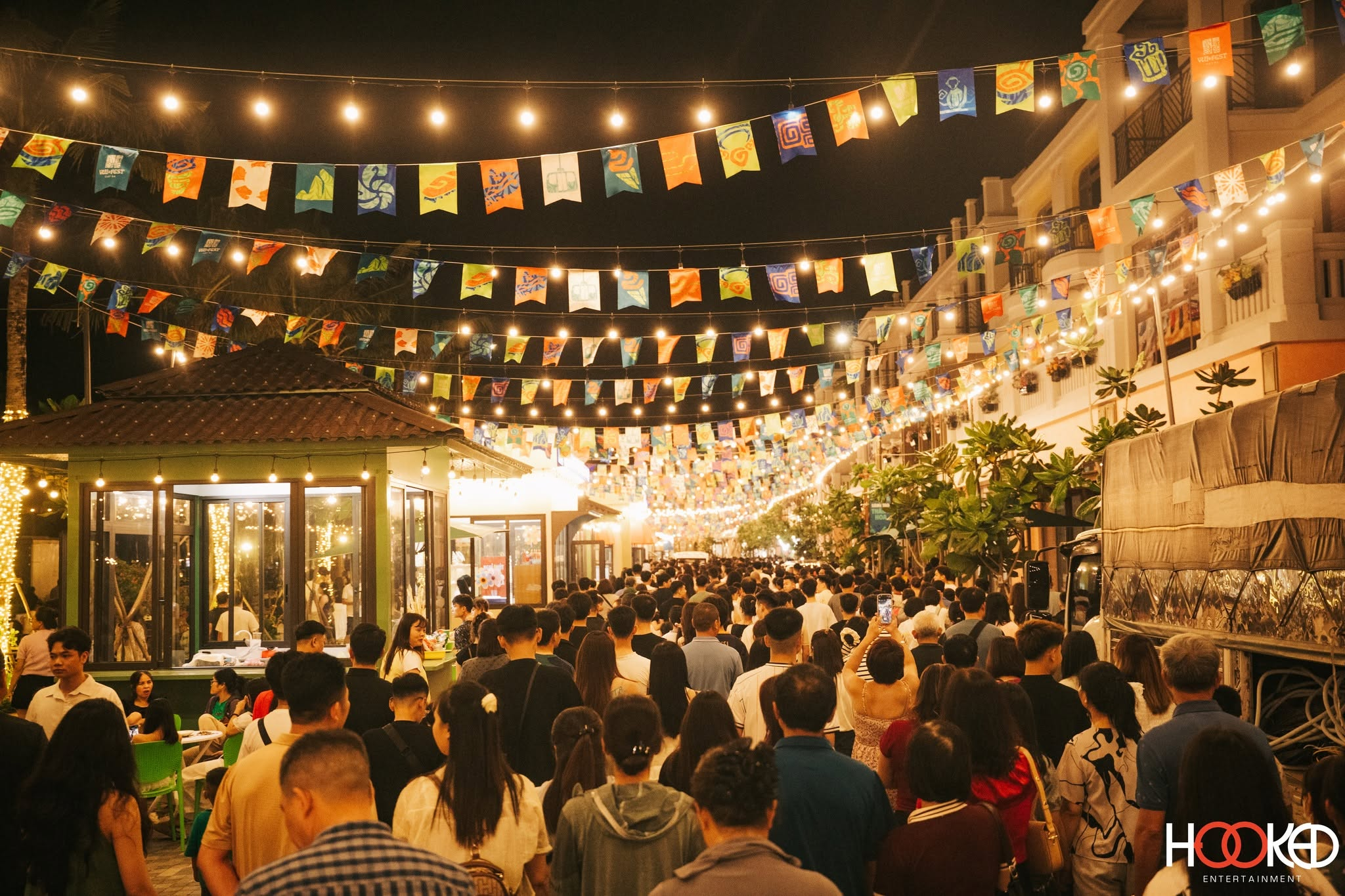 Chợ đêm VUI-Fest Cát Bà thu hút du khách với nhiều hoạt động giải trí và nghệ thuật.