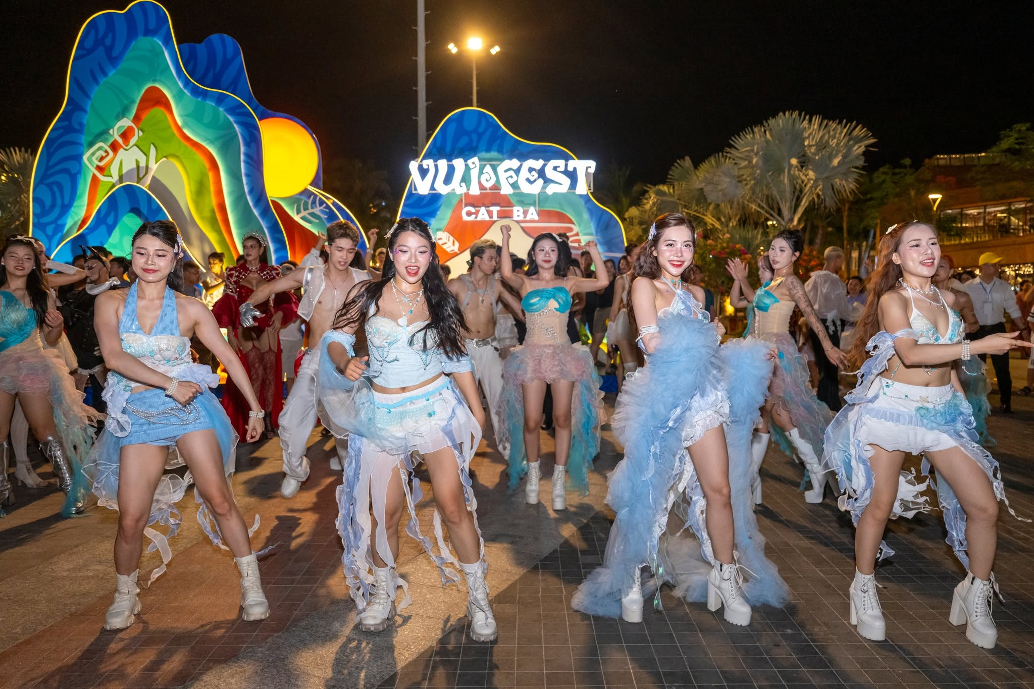 Chợ đêm VUI-Fest Cát Bà sôi động với các hoạt động giải trí và ẩm thực.