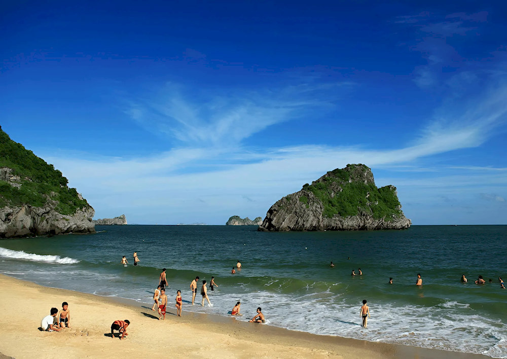 Gia đình và nhóm bạn vui chơi tại bãi tắm Tùng Thu.