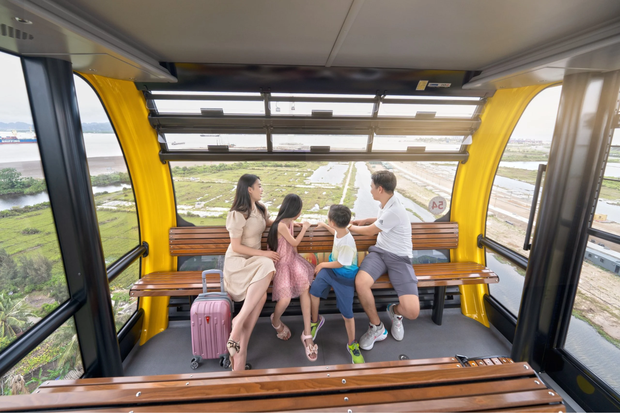 Hành trình vượt biển khoảng 15 phút của cáp treo Cát Bà mang đến trải nghiệm ngắm cảnh ấn tượng.