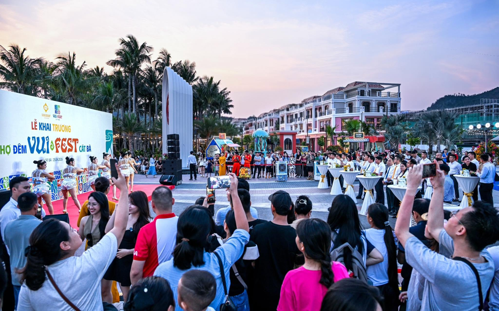 Chợ đêm VUI-Fest Cát Bà rực rỡ ánh sáng và sắc màu lễ hội.