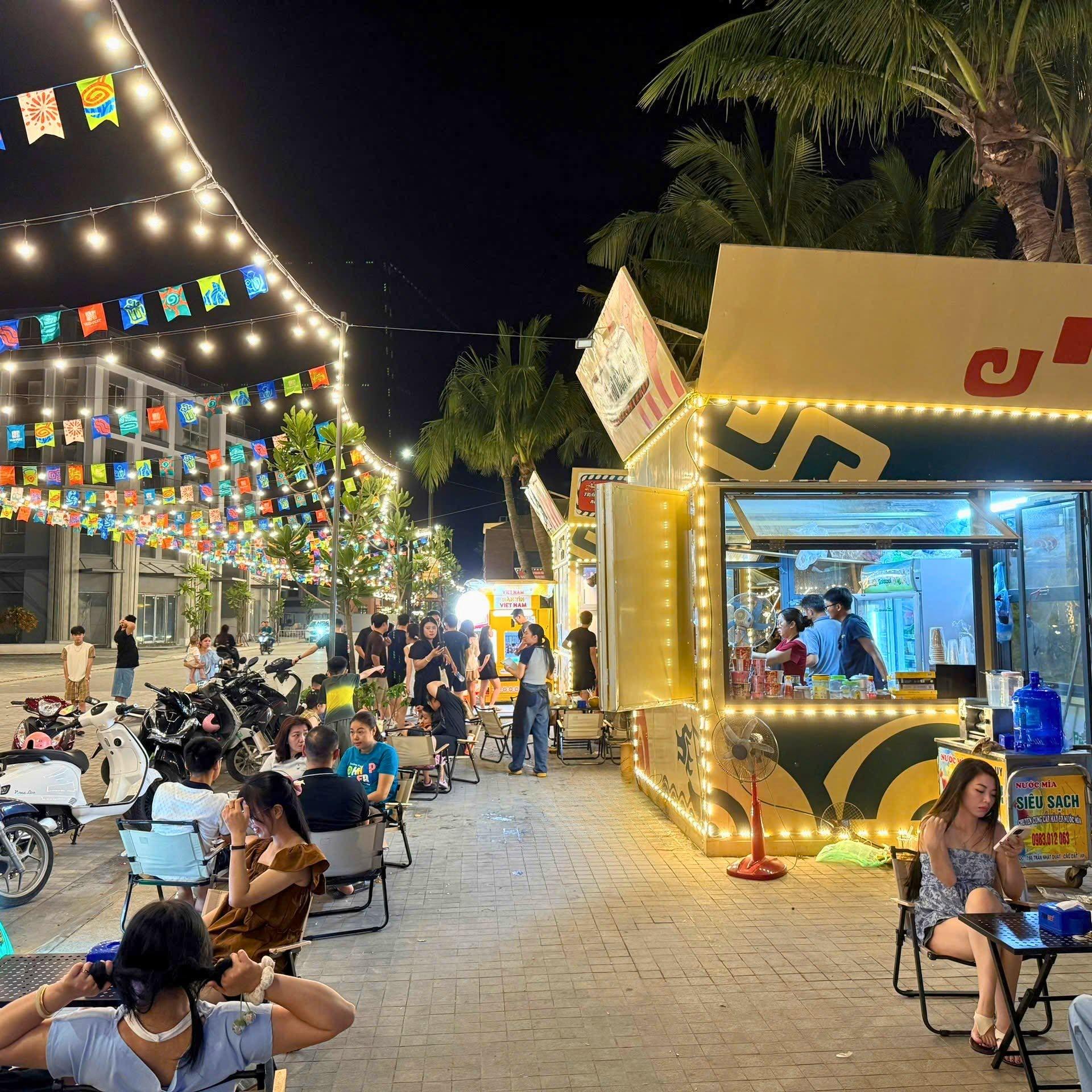 Các gian hàng ẩm thực và quà lưu niệm thu hút du khách tại VUI-Fest Cát Bà.