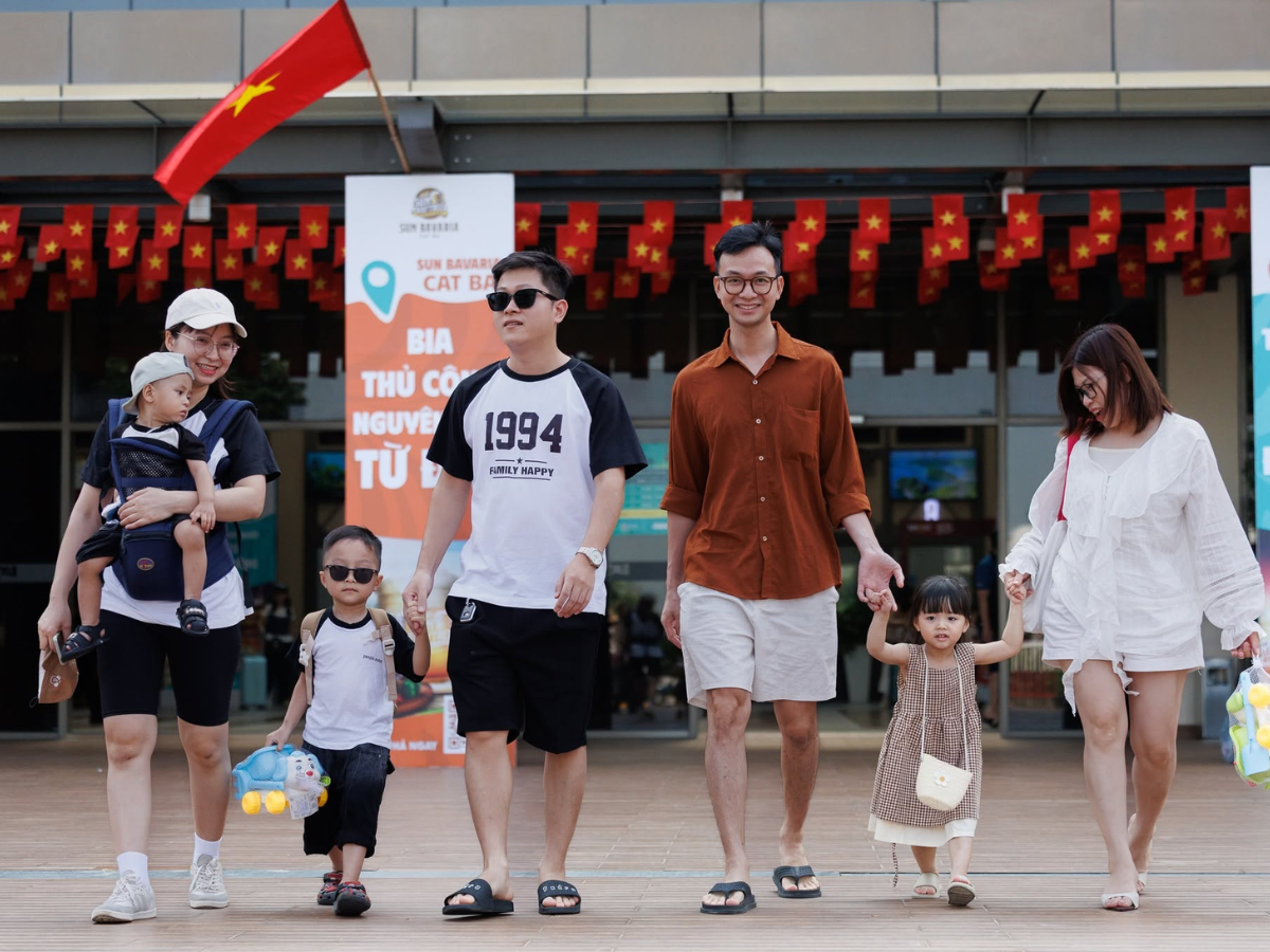 Du khách nên chuẩn bị trang phục phù hợp với thời tiết biển, ưu tiên quần áo thoáng mát và giày dép thuận tiện cho việc di chuyển.