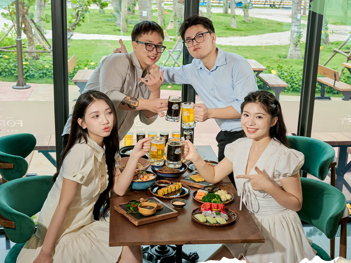 Du khách có thể thưởng thức Sun KraftBeer cùng nhiều món ăn hấp dẫn như xúc xích nướng, thịt quay, pizza, burger.