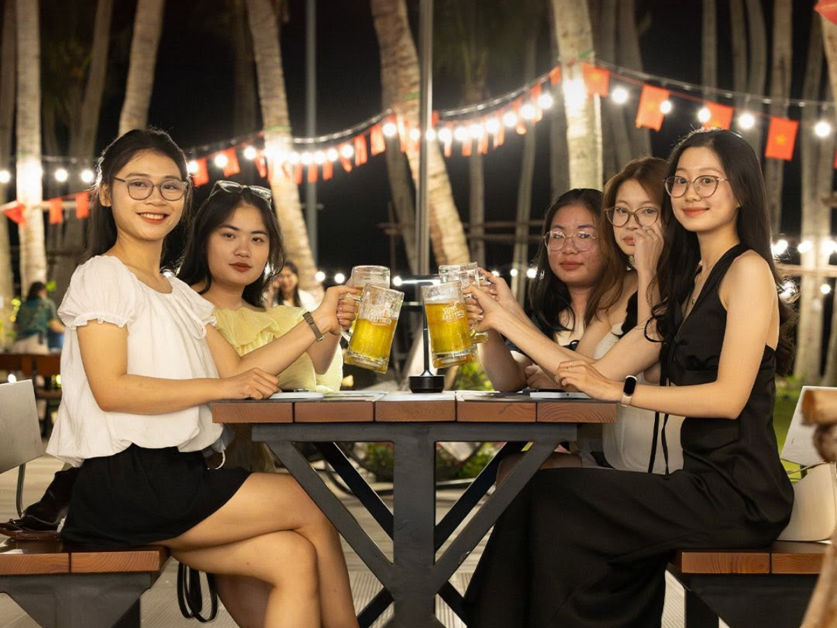 Ghé Sun Bavaria Cat Ba để tiếp tục tận hưởng không khí biển đêm.