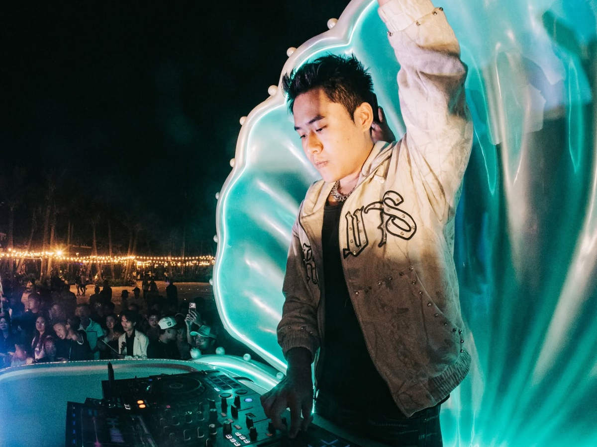 Những màn trình diễn DJ, ca sĩ và nghệ sĩ violin tạo nên không gian giải trí hấp dẫn bên bờ biển.