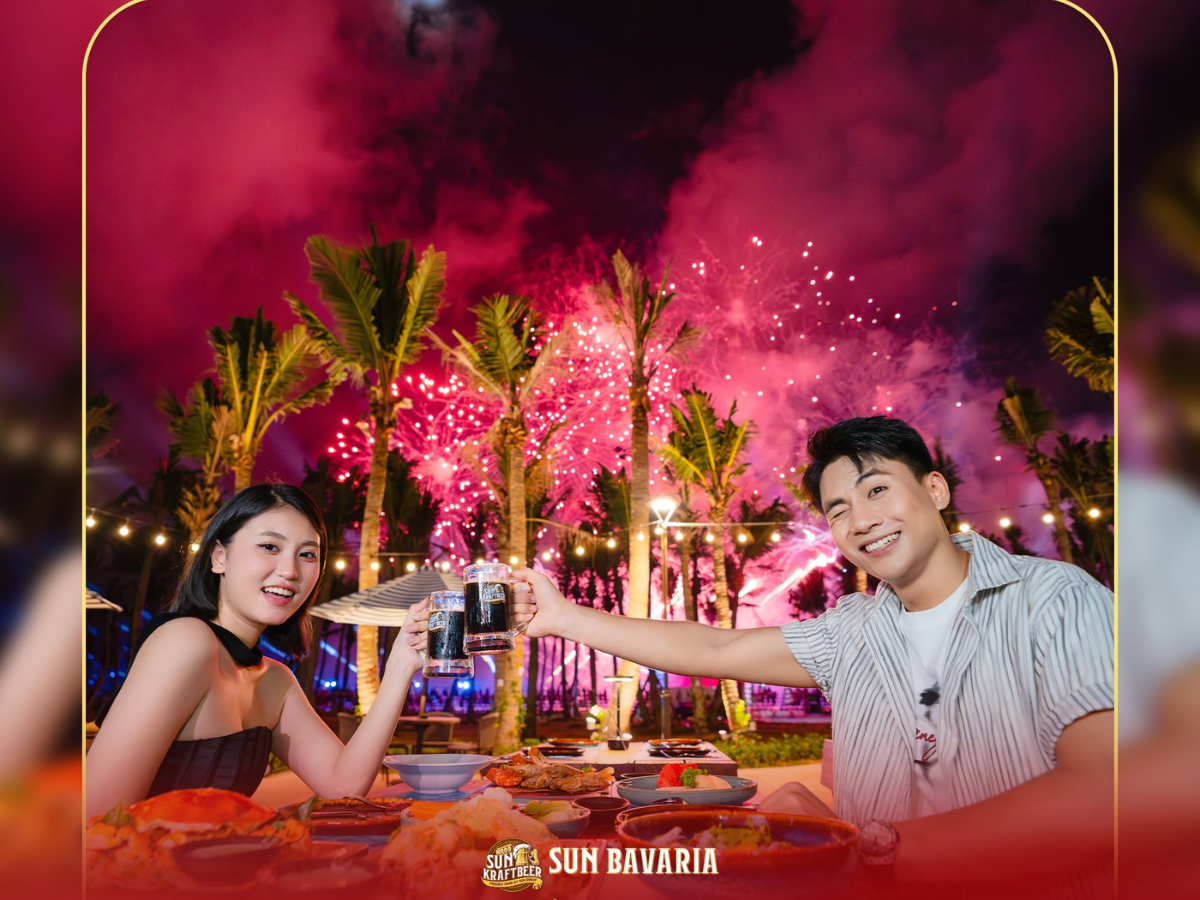 Chương trình pháo hoa được tổ chức định kỳ 2 buổi mỗi tuần tại khu vực phía trước Nhà hàng Sun Bavaria Cat Ba.
