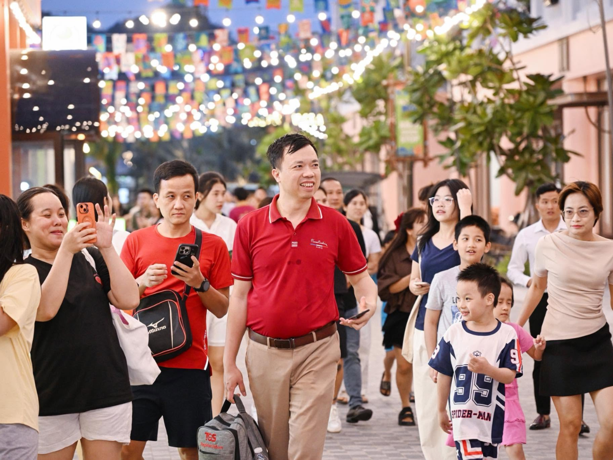 Chỉ cần tản bộ vài trăm mét, du khách đã có thể cảm nhận được bầu không khí sôi động.