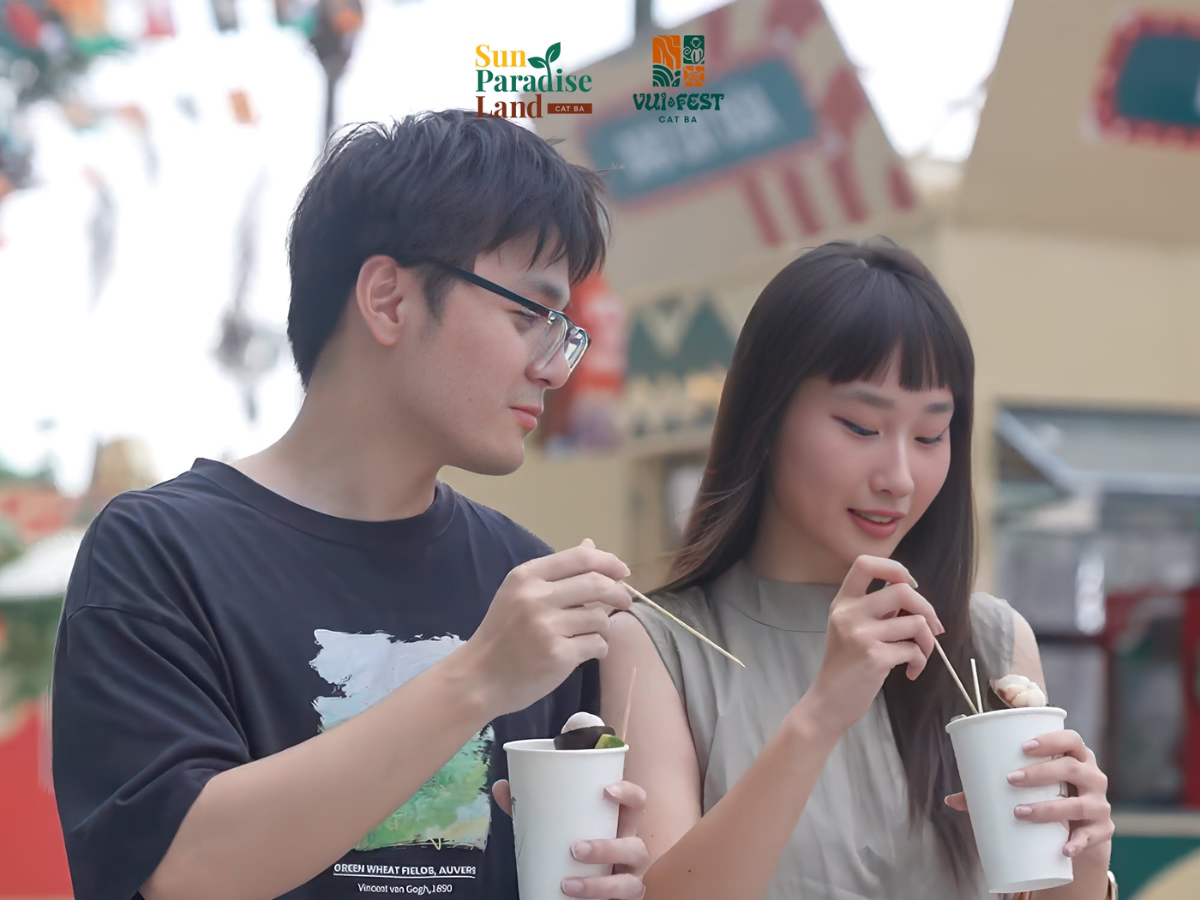 Sau khi ngắm hoàng hôn, các cặp đôi có thể bắt đầu hành trình ẩm thực tại VUI-Fest Cat Ba với nhiều lựa chọn từ hải sản, món nướng đến đồ ăn vặt.