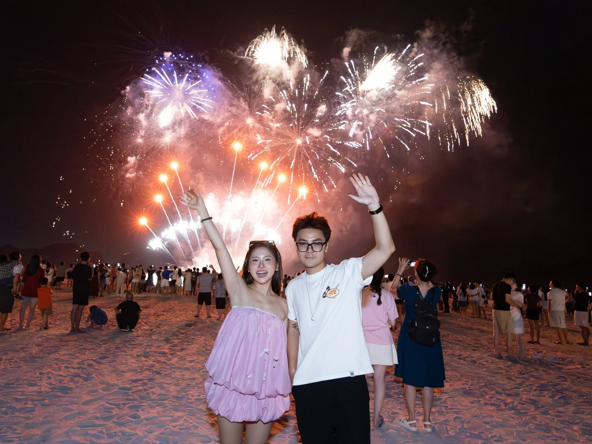 Khoảnh khắc được nhiều du khách mong chờ nhất tại VUI-Fest Cat Ba chính là màn pháo hoa nghệ thuật bên Vịnh Trung tâm.