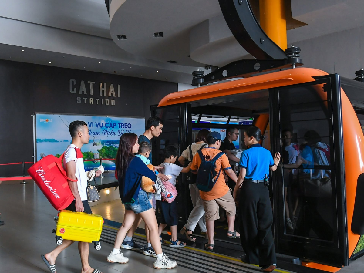 Di chuyển qua đảo nhanh chóng hơn bằng cáp treo Sun World Cat Ba.