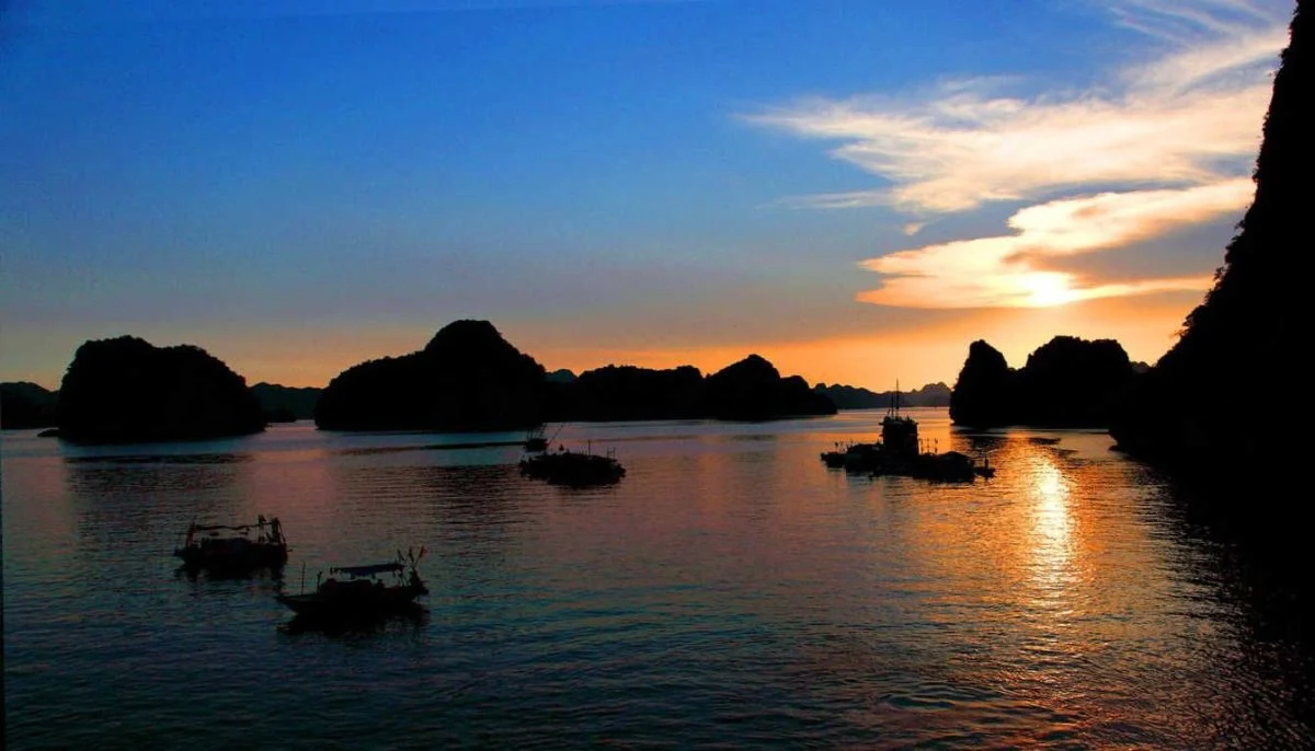 Khung cảnh hoàng hôn lãng mạn trên đảo Cát Bà.