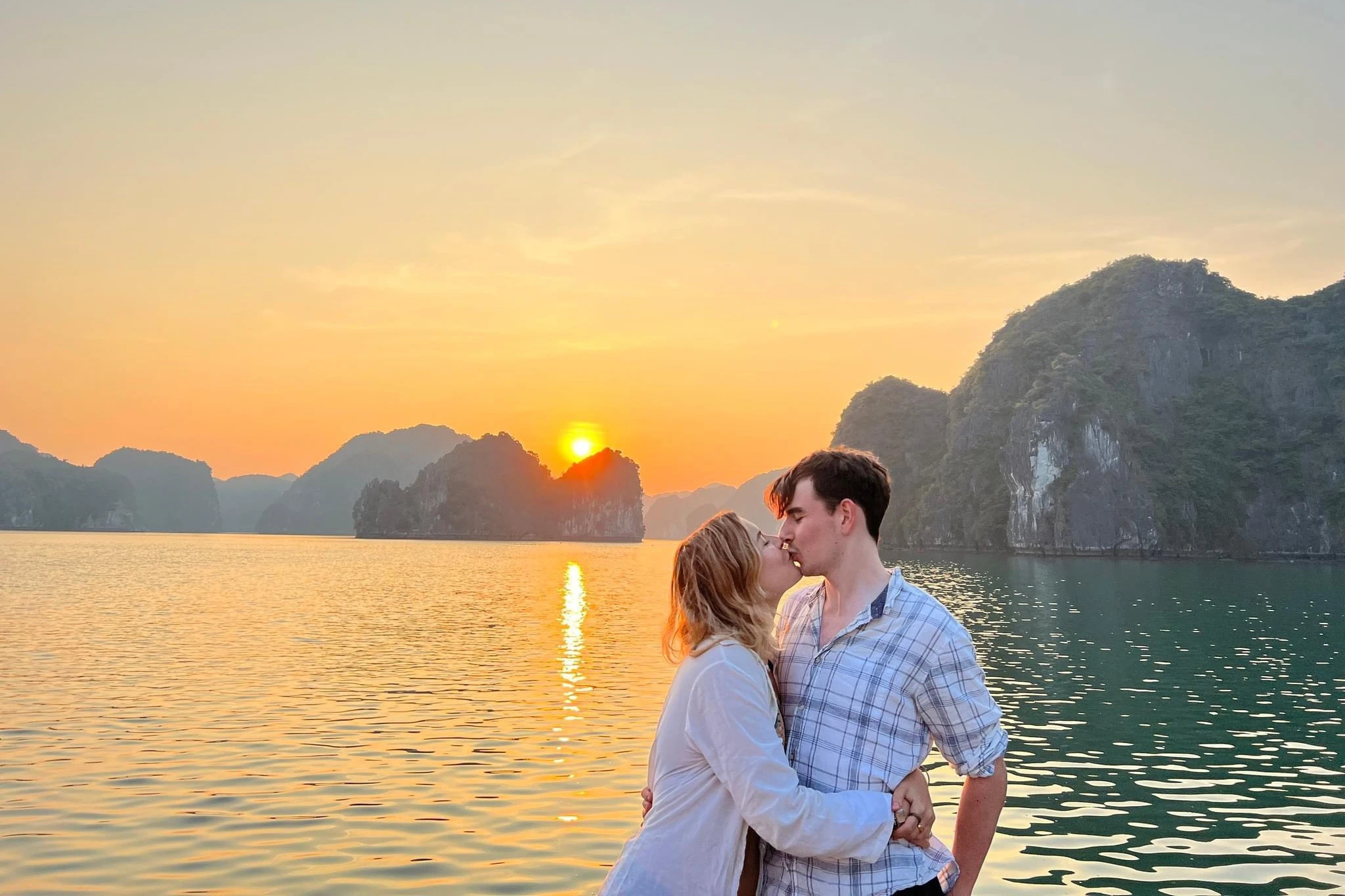 Du khách check-in với khung cảnh hoàng hôn nên thơ tại vịnh Lan Hạ.