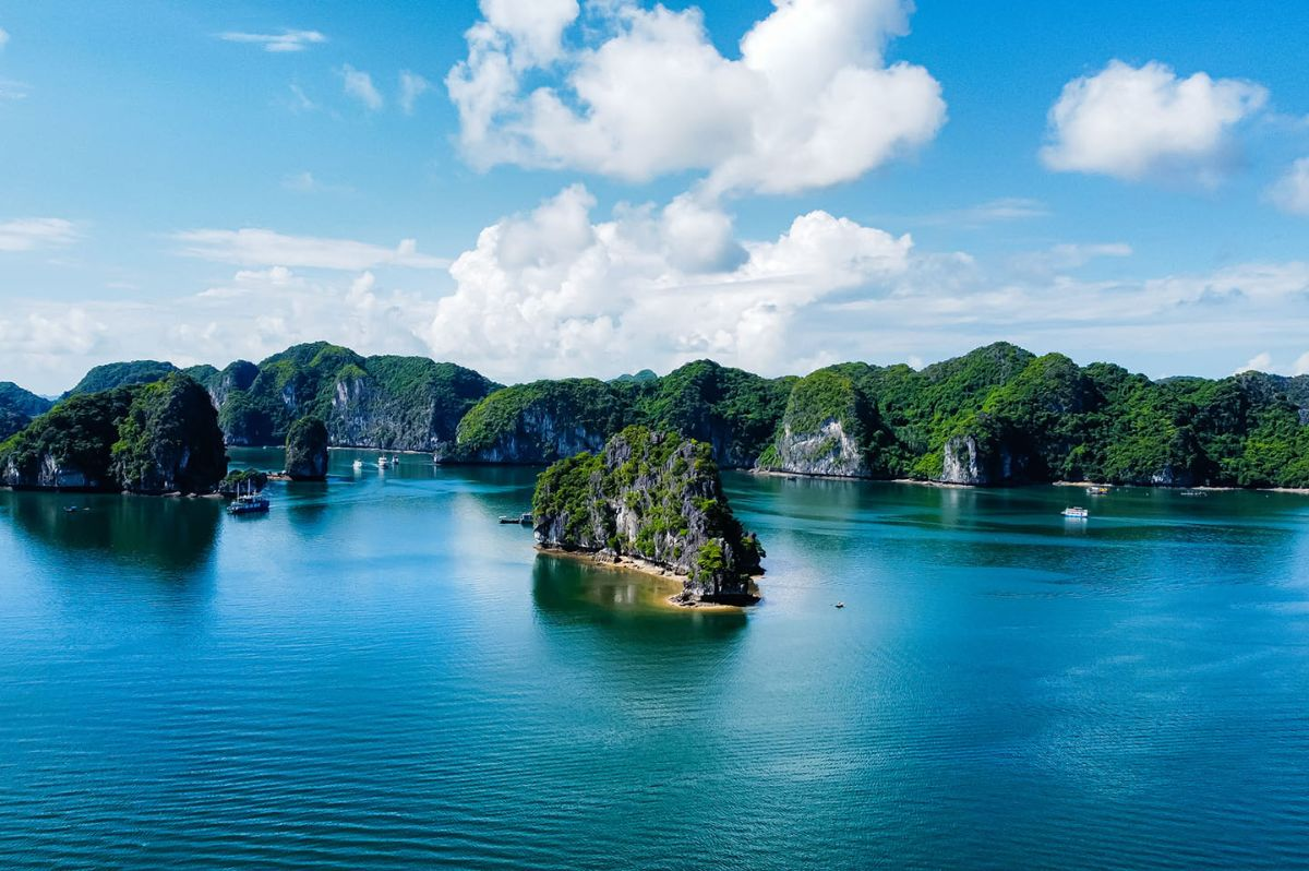Vẻ đẹp nguyên sơ của Vịnh Lan Hạ với hàng trăm đảo đá vôi lớn nhỏ.