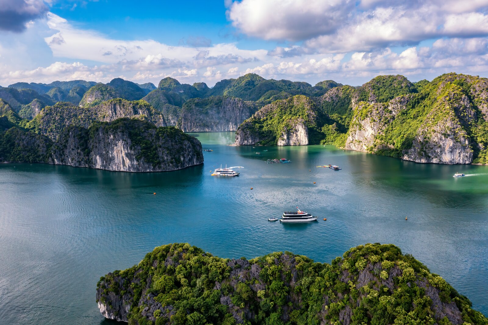 Toàn cảnh quần đảo Cát Bà với biển xanh, núi đá vôi và hệ sinh thái đa dạng.