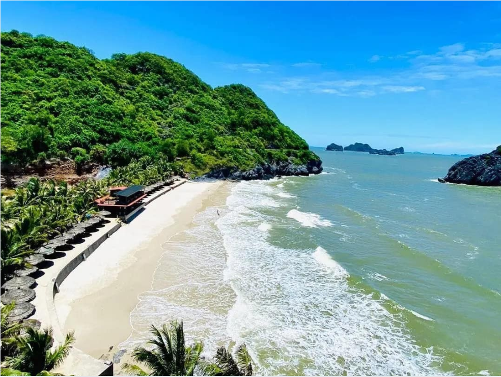 Bãi tắm Cát Cò 1 nổi bật với đường bờ biển cong ôm theo chân núi