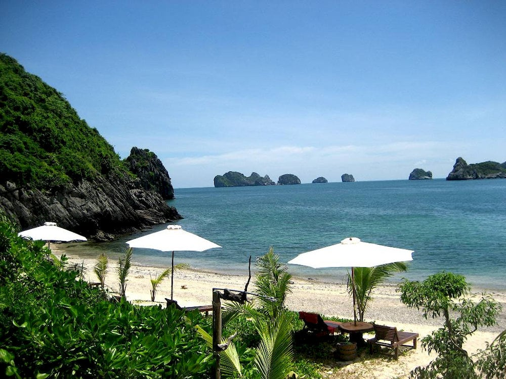 Bãi tắm Tùng Thu sở hữu không gian rộng rãi và thoáng đãng bên bờ biển.