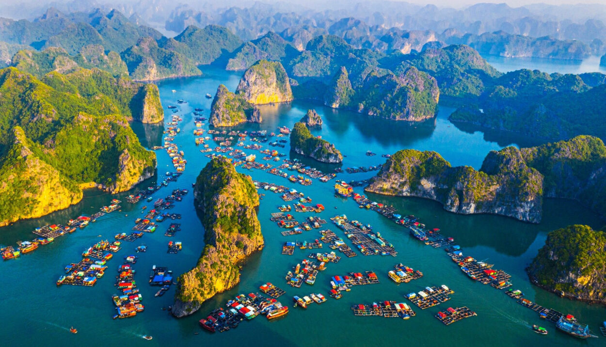 Làn nước trong xanh đặc trưng tại các bãi tắm nổi tiếng của Cát Bà.