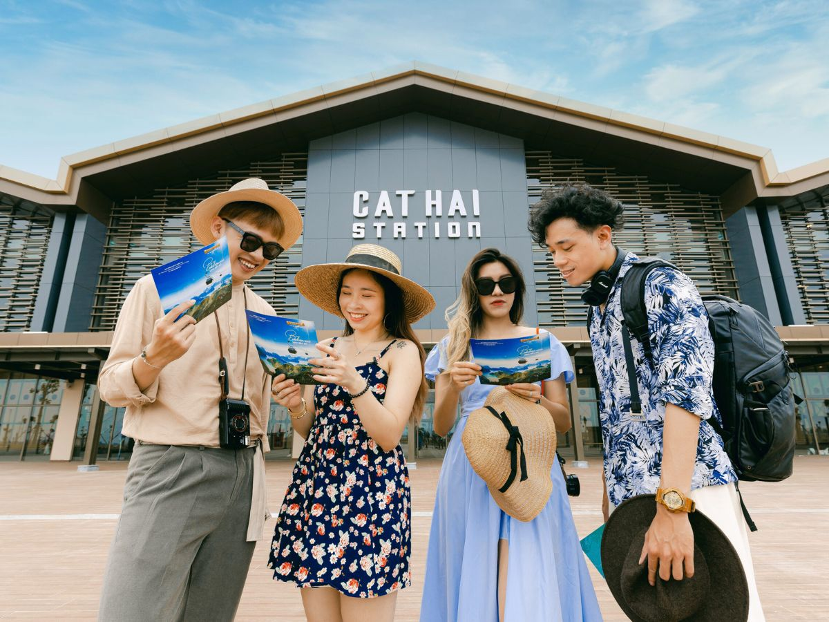 Hành trình di chuyển bắt đầu từ ga cáp treo Cát Hải.