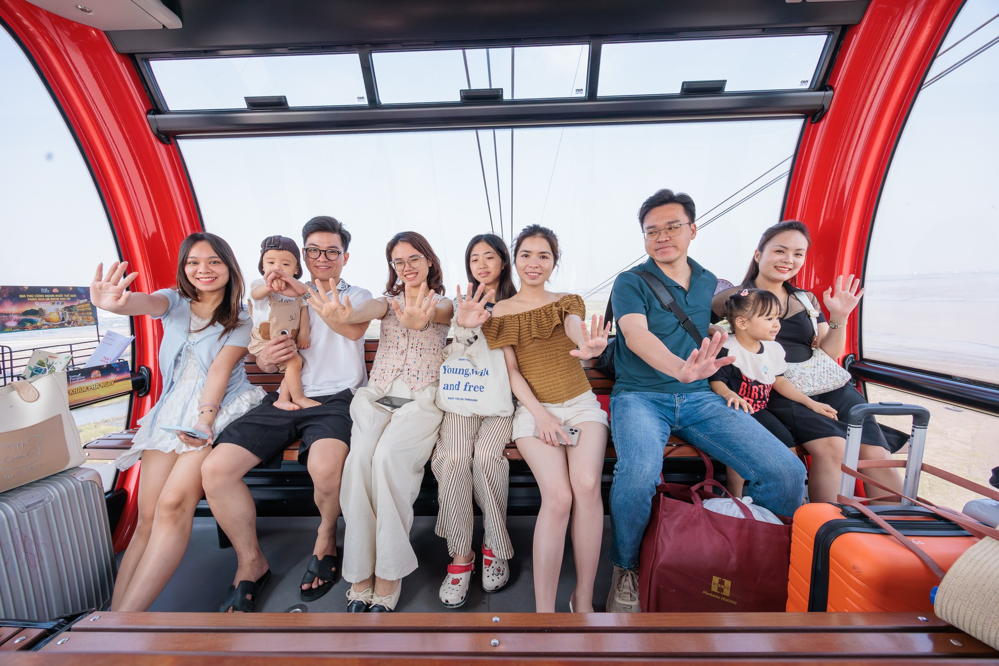 Du khách trải nghiệm cáp treo Sun World Cat Ba trên hành trình khám phá đảo ngọc.