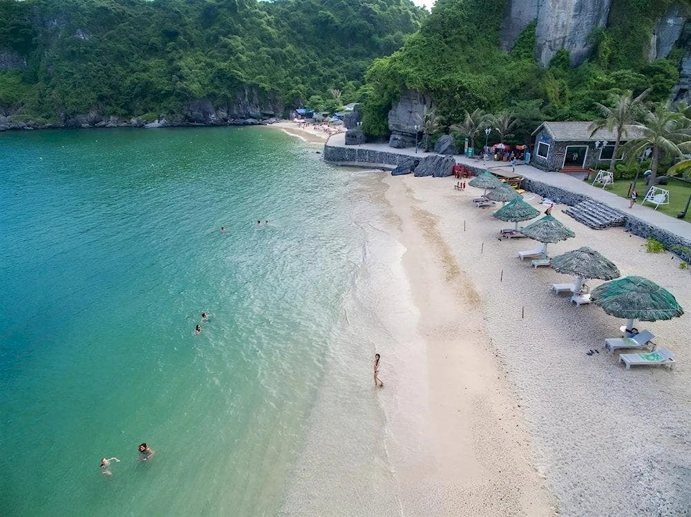 Bãi cát rộng cùng làn nước trong xanh là điểm thu hút của Cát Cò 1.