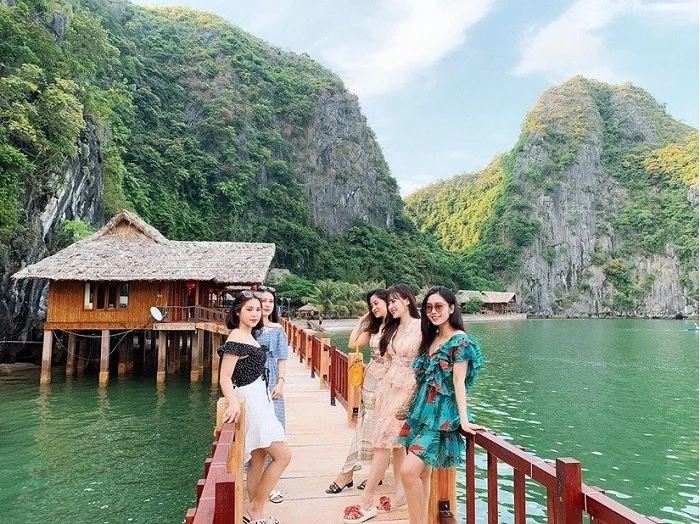 Đảo Nam Cát mang vẻ đẹp thanh bình giữa vịnh Lan Hạ.