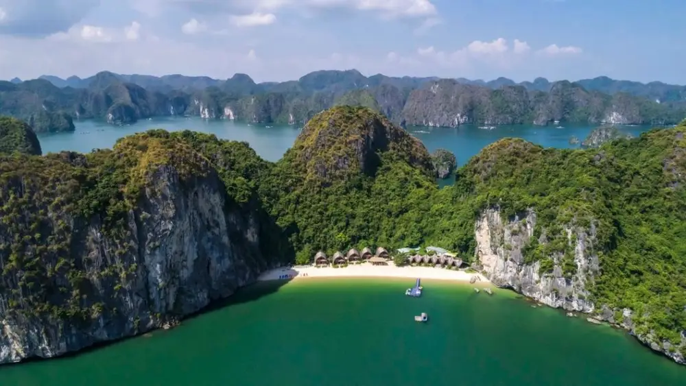 Bãi tắm Vạn Bội sở hữu vẻ đẹp nguyên sơ giữa vịnh Lan Hạ.