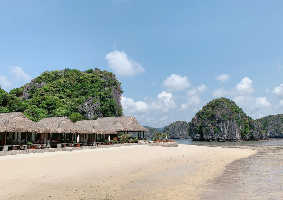 Làn nước biển trong và cát mịn trải dài tại Cát Bà vào mùa hè.